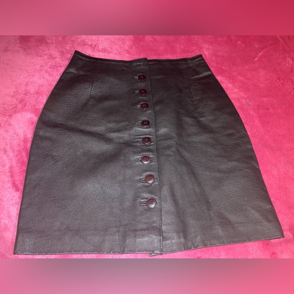 Newport News Dresses & Skirts - NEWPORT NEWS WOMEN LEATHER SKIRT💕SIZE 4💕
